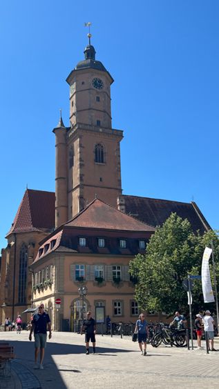 Katholische Pfarrkirche St. Bartholomäus in Volkach mit historischem Marktplatz