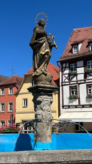 Historischer Marktbrunnen auf dem Marktplatz in der Altstadt von Volkach
